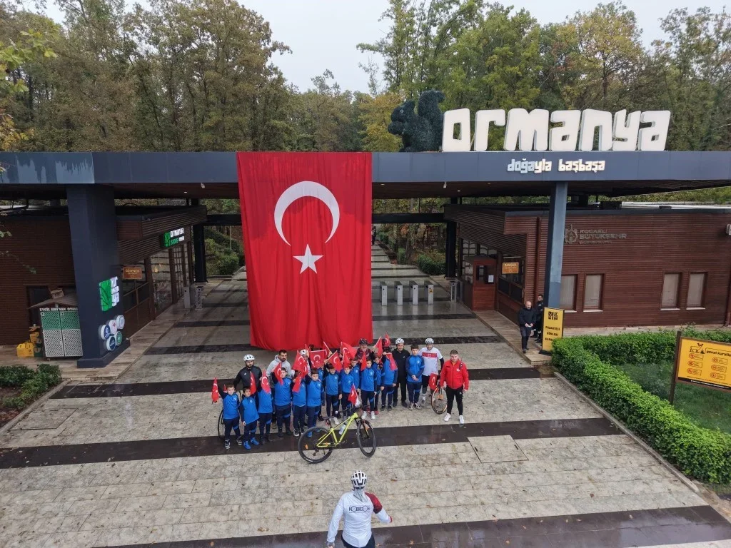 Türk bayrağı Kartepe'nin zirvesine karadan ve sudan taşındı