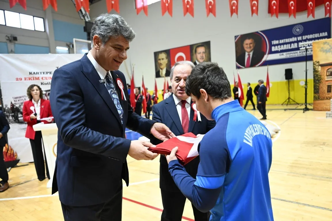 Türk bayrağı Kartepe'nin zirvesine karadan ve sudan taşındı