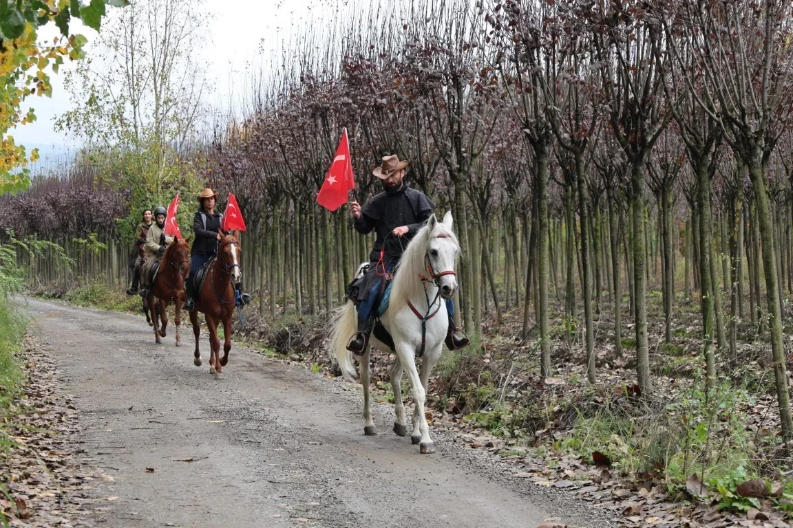Türk bayrağı Kartepe'nin zirvesine karadan ve sudan taşındı