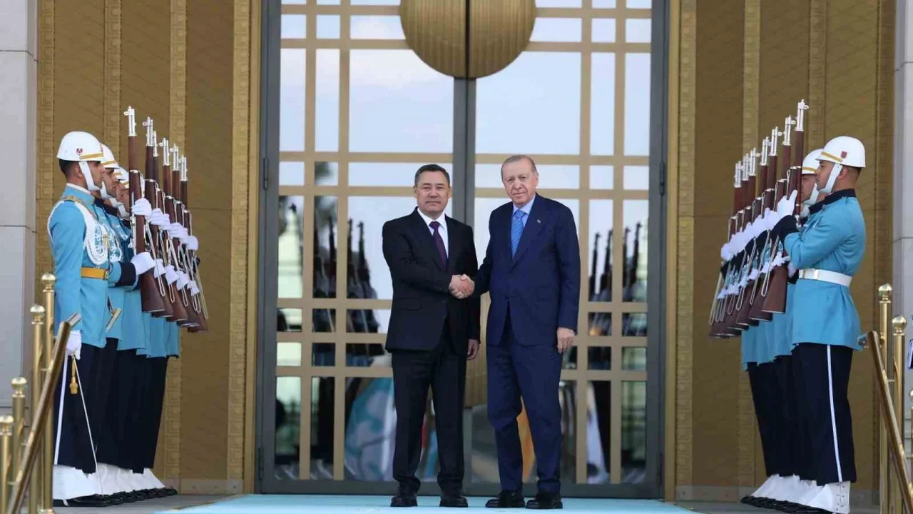 Erdoğan, Kırgızistan Cumhurbaşkanı Caparov'la görüştü