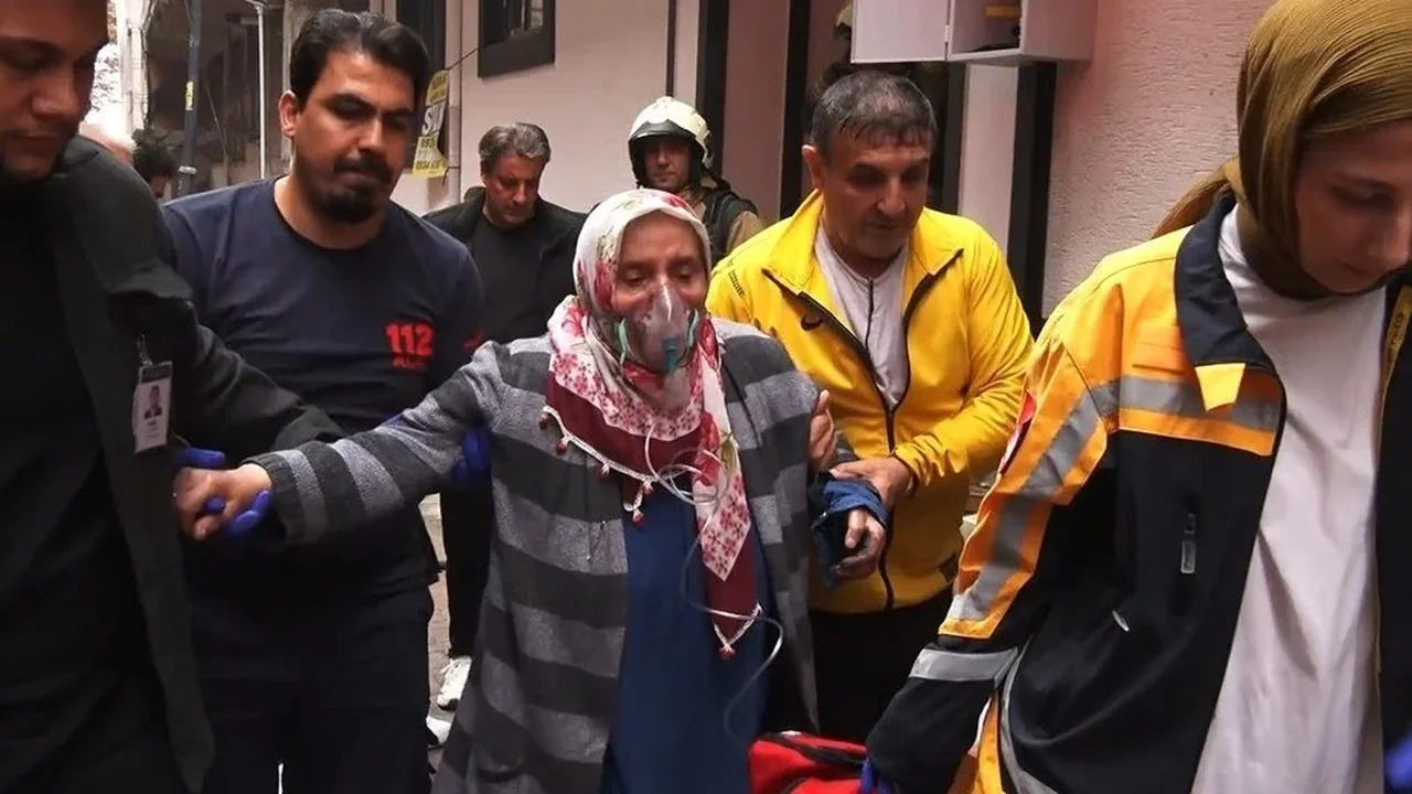 Zeytinburnu'nda yangında mahsur kalan 2 kişi kurtarıldı