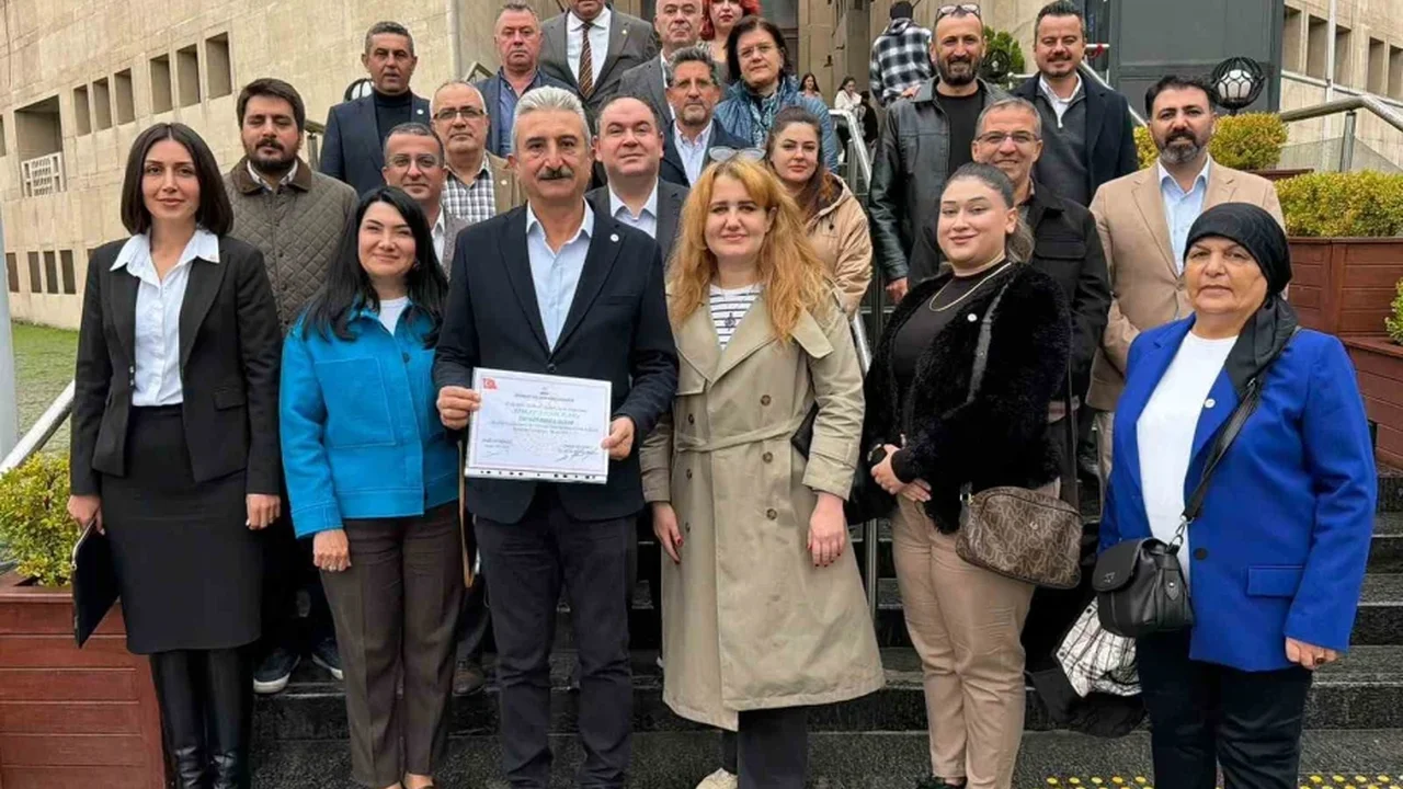 Yeni Parti Bursa İl Başkanı Yeşiltaş mazbatasını aldı