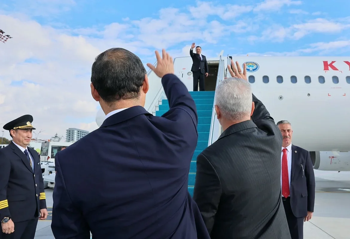 Bakan Bolat, Tokayev ve Caparov'u Ankara'da uğurladı