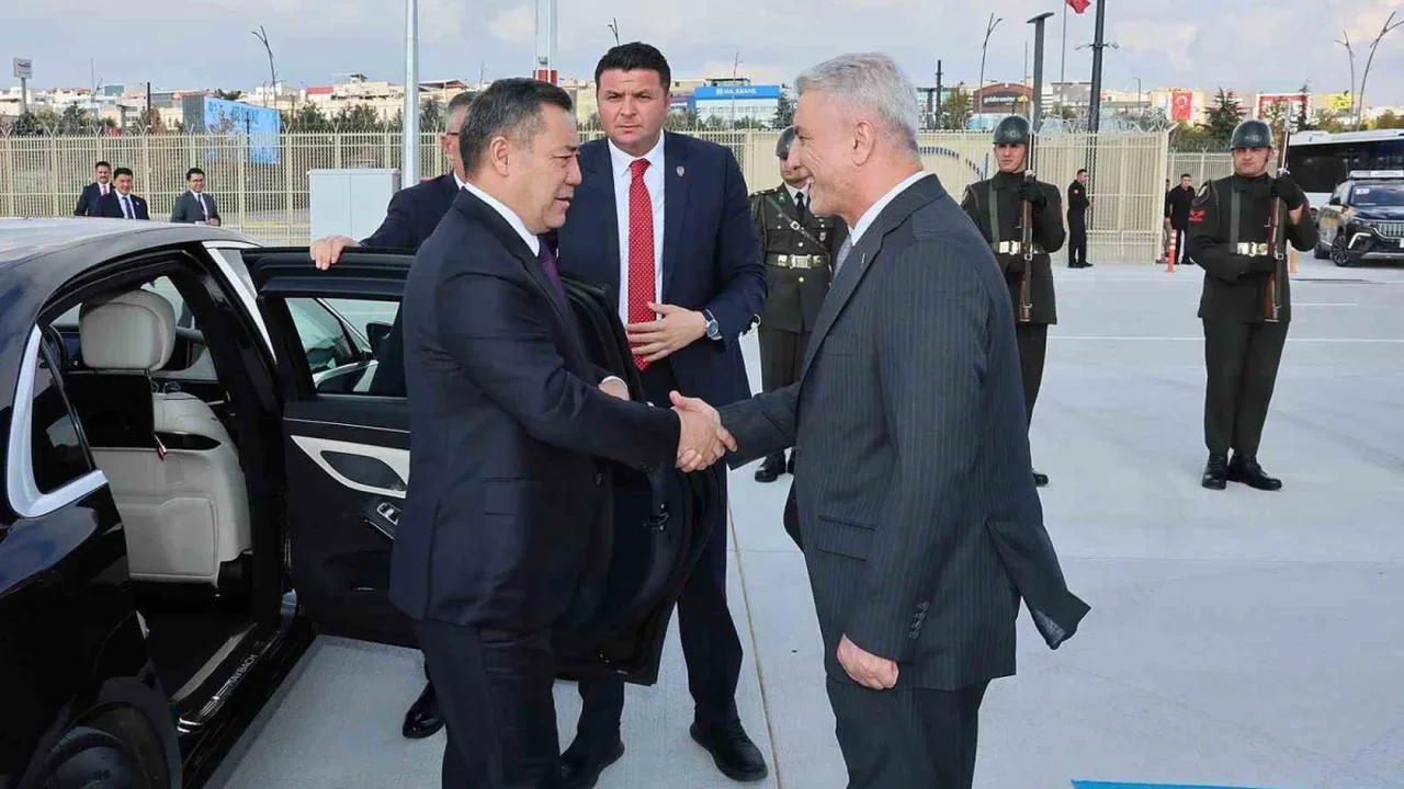 Bakan Bolat, Tokayev ve Caparov'u Ankara'da uğurladı