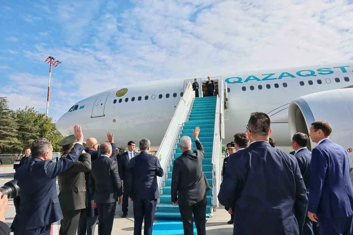 Bakan Bolat, Tokayev ve Caparov'u Ankara'da uğurladı