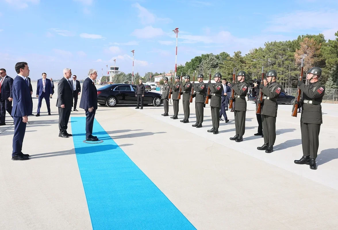 Bakan Bolat, Tokayev ve Caparov'u Ankara'da uğurladı