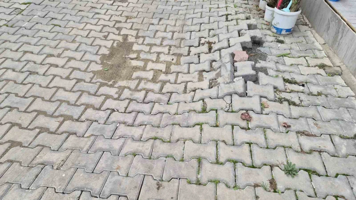 Süleymanpaşa'da bozuk yollar araçlara zarar veriyor