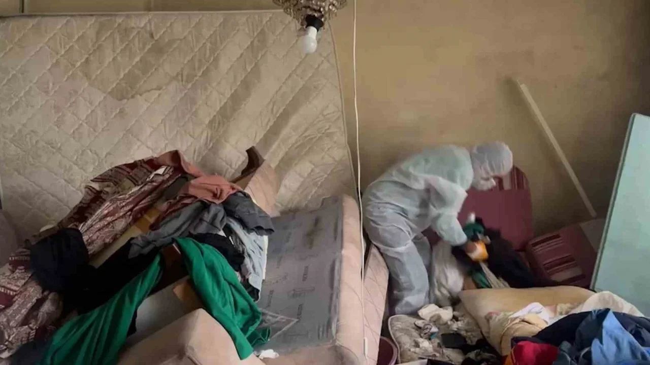 İstanbul Beyoğlu'nda bir daireden 4 ton atık çıkarıldı