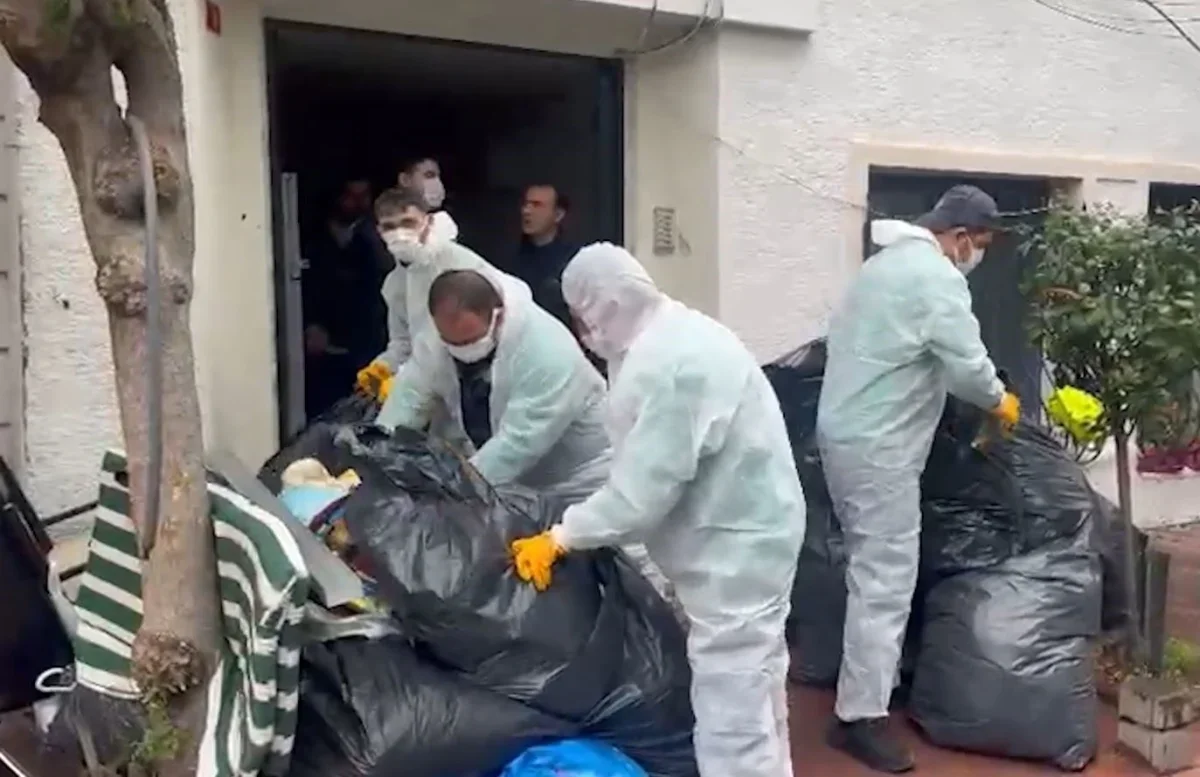 İstanbul Beyoğlu'nda bir daireden 4 ton atık çıkarıldı