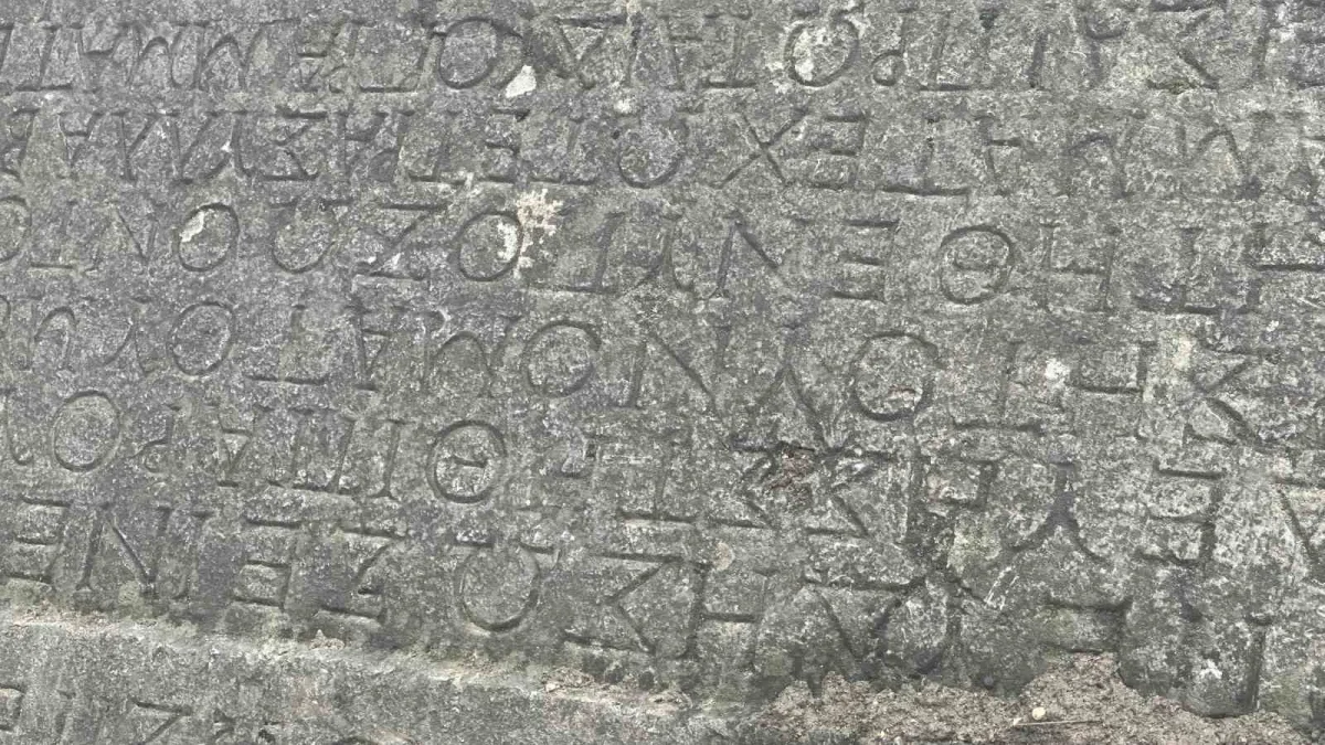 Sakarya'da altyapı kazısında antik yazıtlı taş bulundu