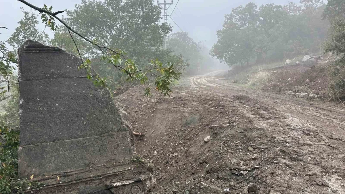 Sakarya'da altyapı kazısında antik yazıtlı taş bulundu