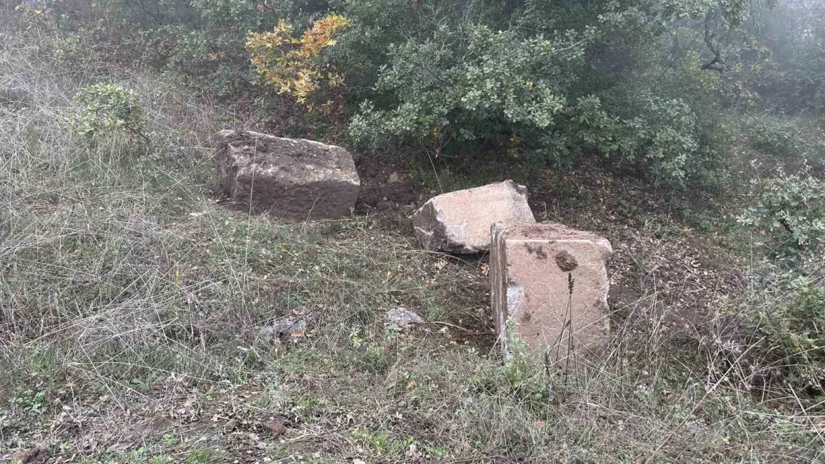 Sakarya'da altyapı kazısında antik yazıtlı taş bulundu