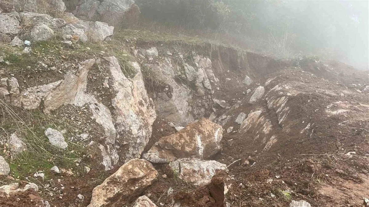 Sakarya'da altyapı kazısında antik yazıtlı taş bulundu