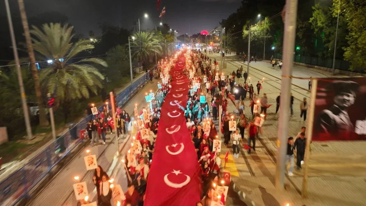Antalya'da 400 metrelik bayrakla fener alayı düzenlendi