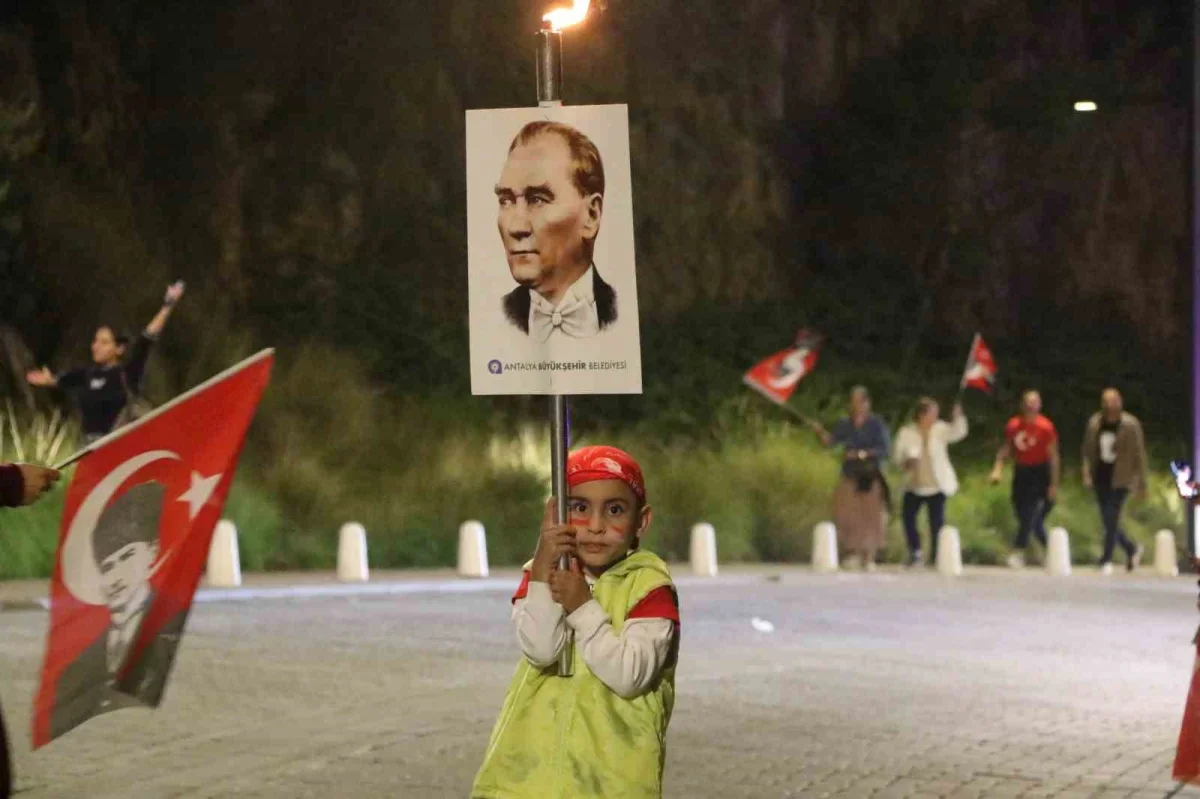 Antalya'da 400 metrelik bayrakla fener alayı düzenlendi