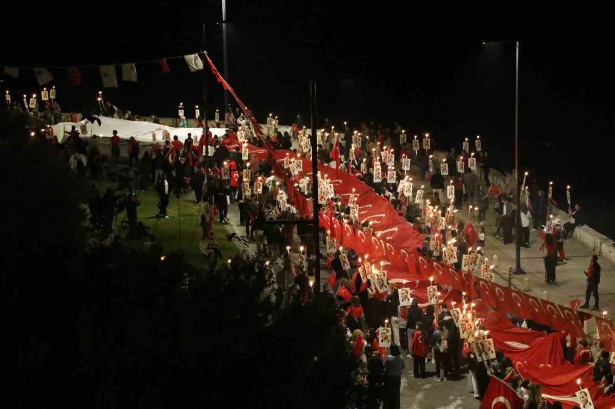 Antalya'da 400 metrelik bayrakla fener alayı düzenlendi