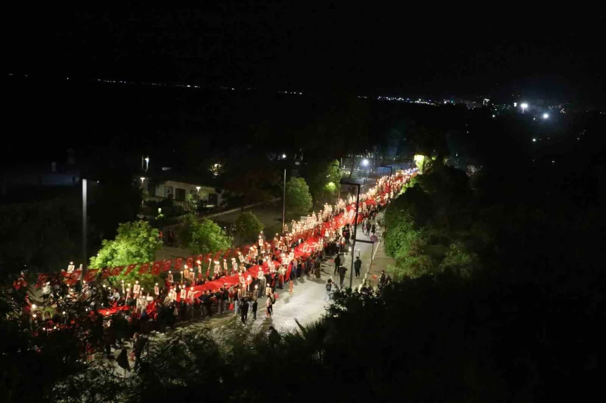 Antalya'da 400 metrelik bayrakla fener alayı düzenlendi