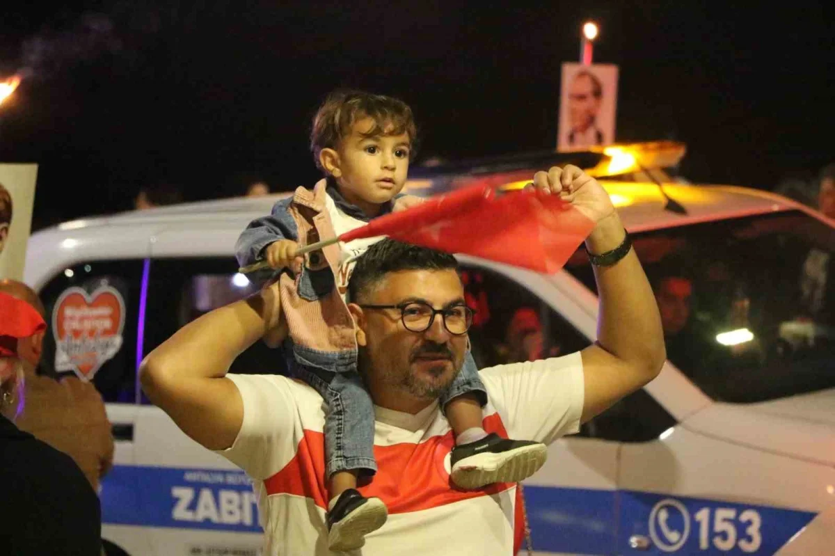 Antalya'da 400 metrelik bayrakla fener alayı düzenlendi