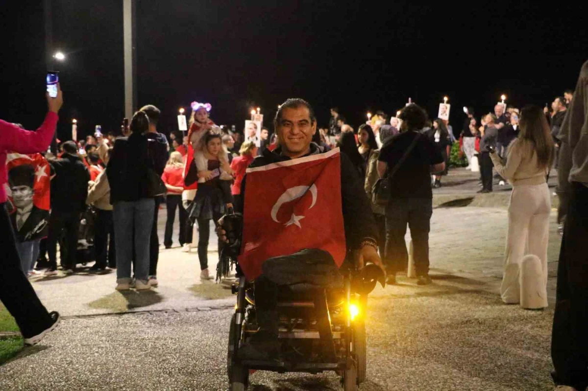 Antalya'da 400 metrelik bayrakla fener alayı düzenlendi