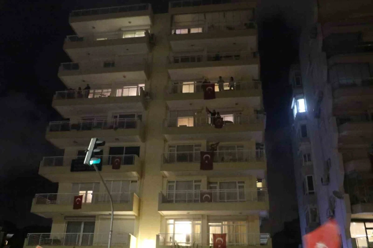 Antalya'da 400 metrelik bayrakla fener alayı düzenlendi
