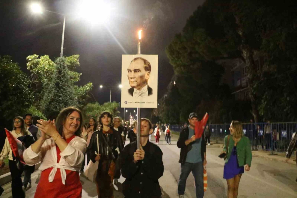 Antalya'da 400 metrelik bayrakla fener alayı düzenlendi