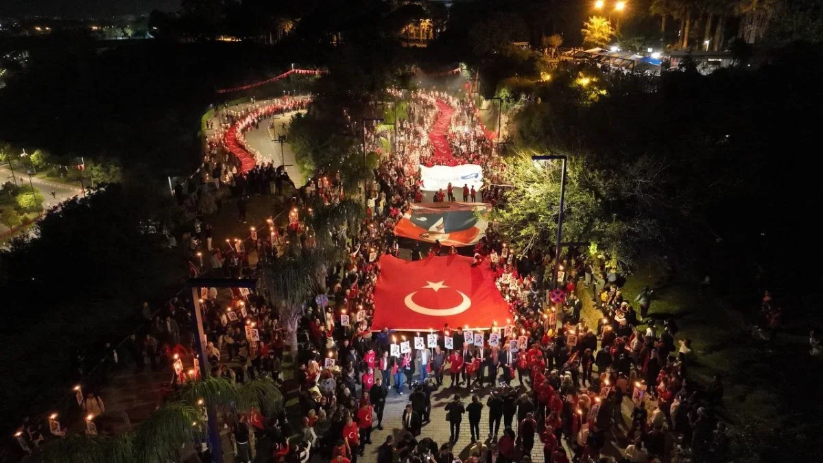 Antalya'da 400 metrelik bayrakla fener alayı düzenlendi