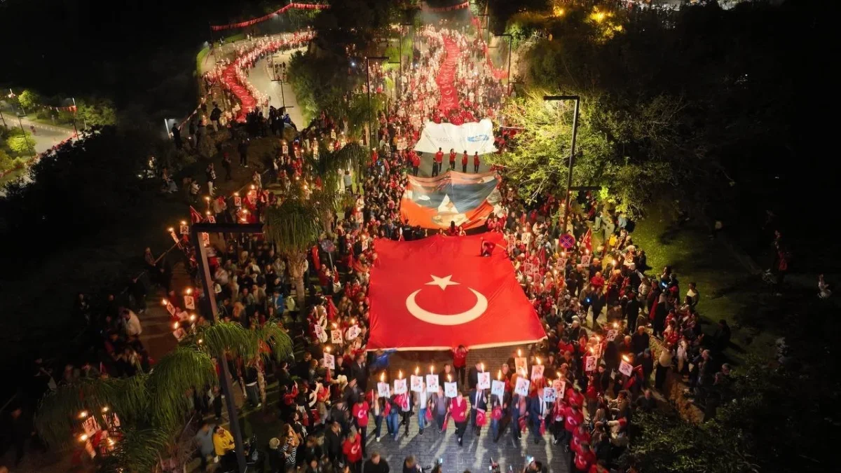 Antalya'da 400 metrelik bayrakla fener alayı düzenlendi
