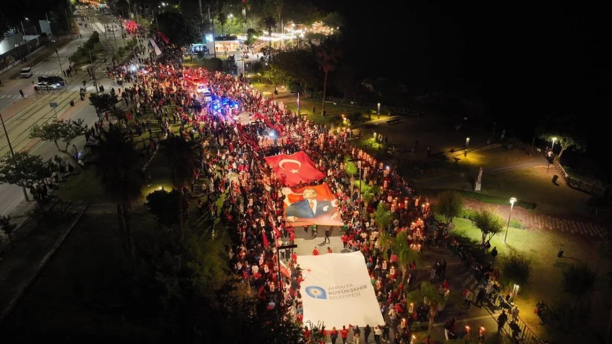 Antalya'da 400 metrelik bayrakla fener alayı düzenlendi