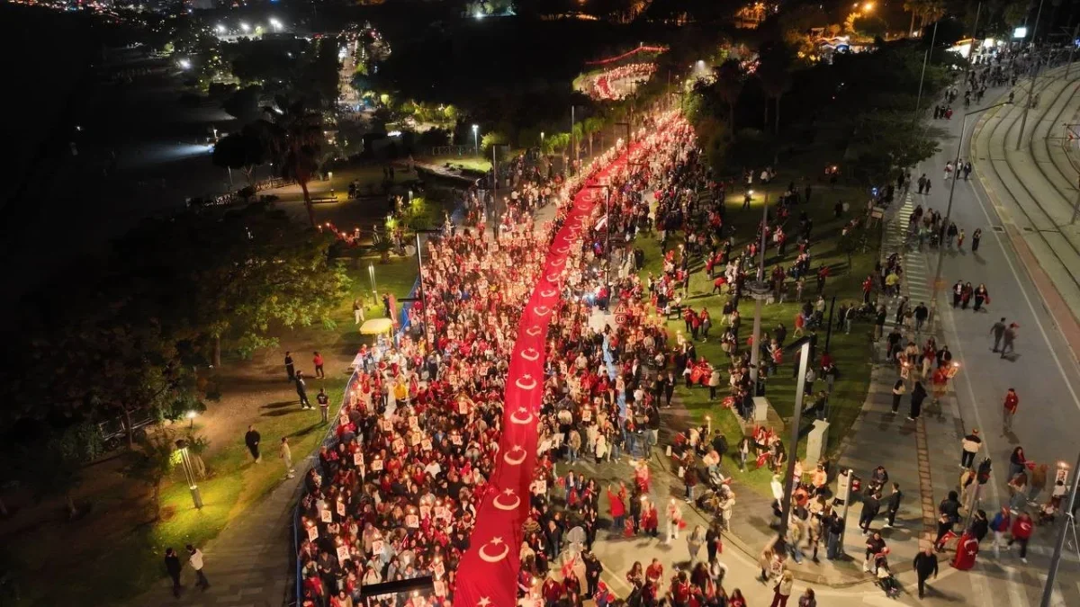 Antalya'da 400 metrelik bayrakla fener alayı düzenlendi