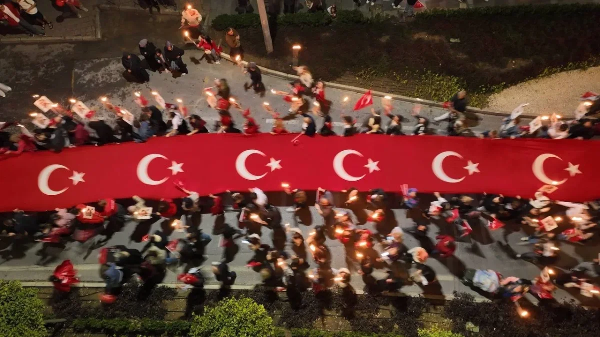 Antalya'da 400 metrelik bayrakla fener alayı düzenlendi