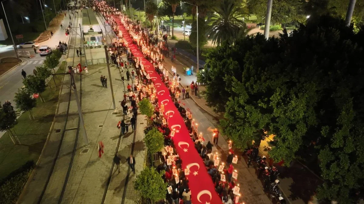 Antalya'da 400 metrelik bayrakla fener alayı düzenlendi
