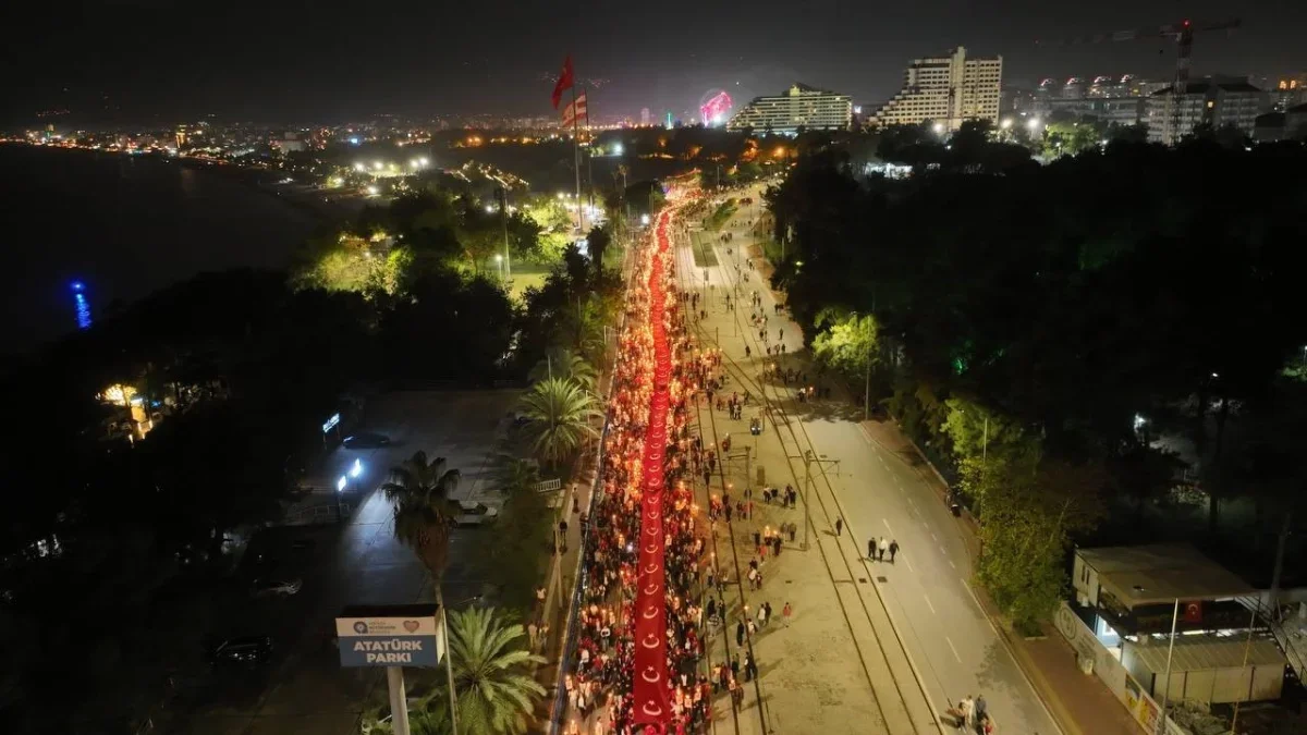 Antalya'da 400 metrelik bayrakla fener alayı düzenlendi