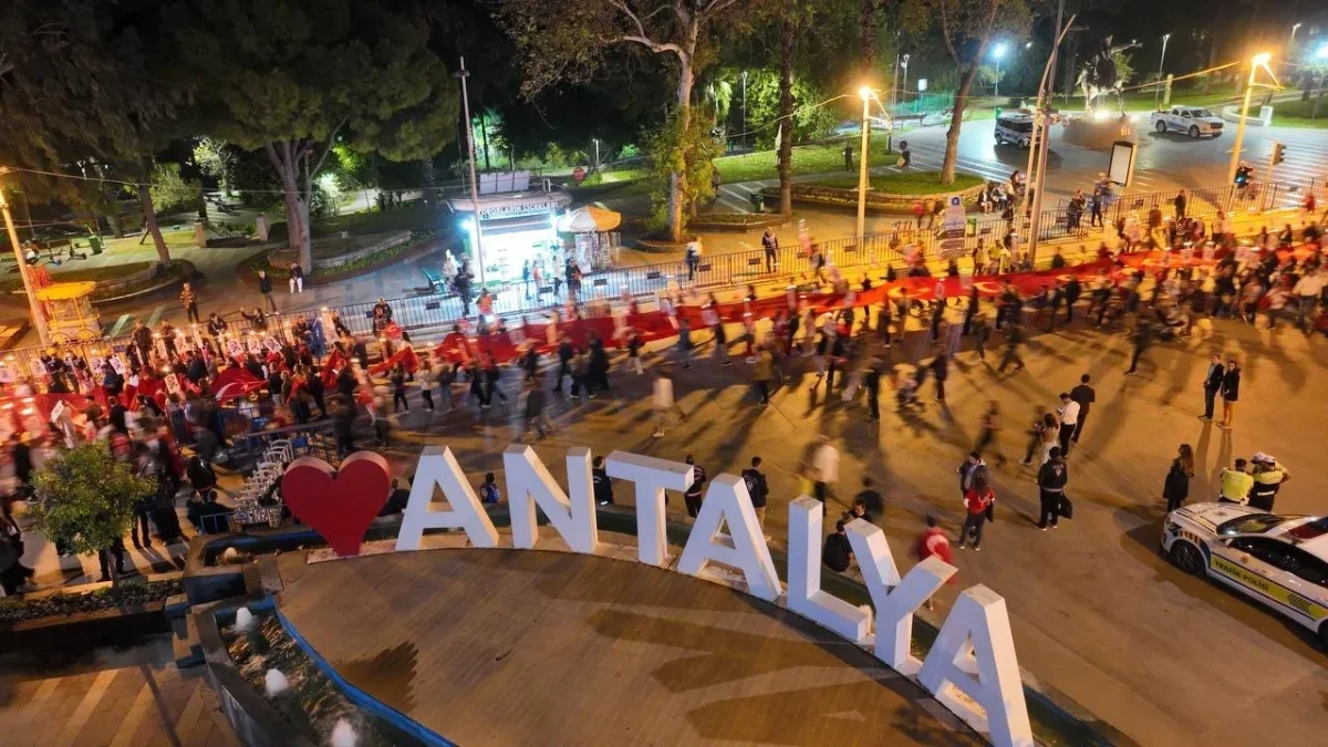 Antalya'da 400 metrelik bayrakla fener alayı düzenlendi