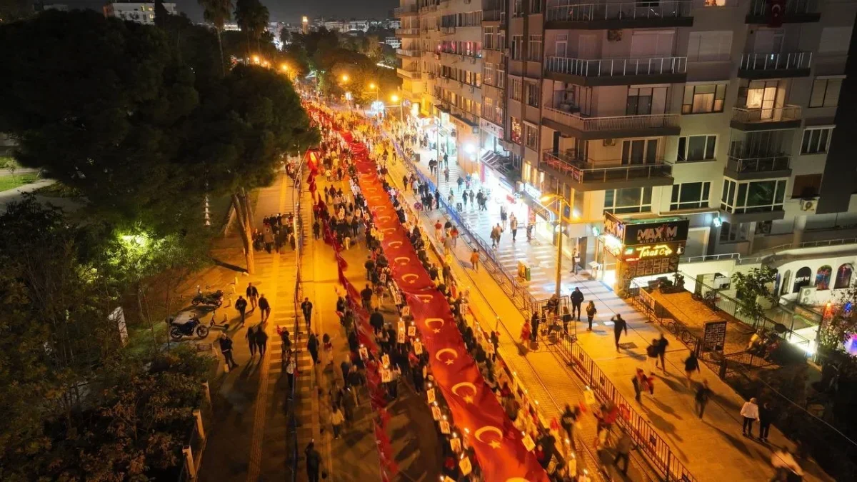 Antalya'da 400 metrelik bayrakla fener alayı düzenlendi