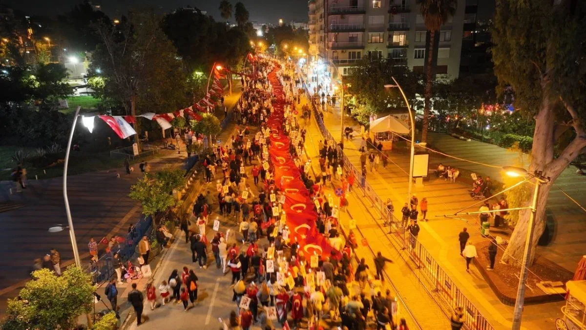 Antalya'da 400 metrelik bayrakla fener alayı düzenlendi