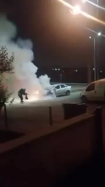 Körfez'de yanan otomobilde maddi hasar oluştu