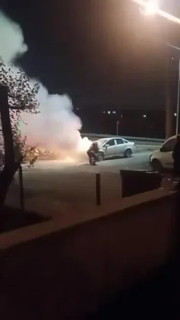 Körfez'de yanan otomobilde maddi hasar oluştu