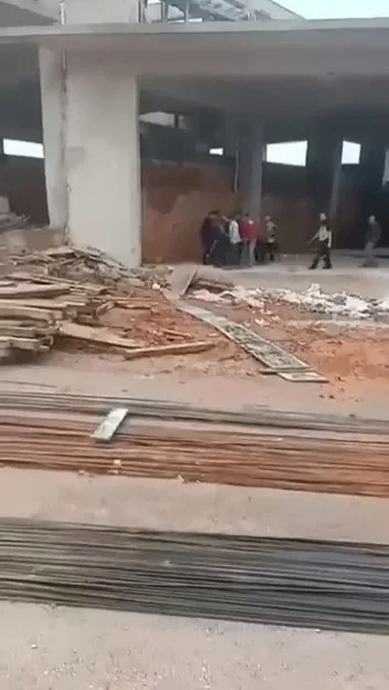 Bursa Kestel'de inşaatın ikinci katından işçi düştü