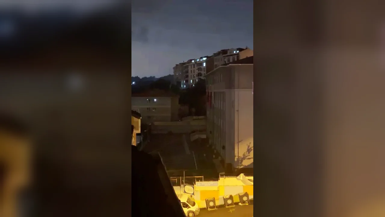 Arnavutköy'de 3 okuldan gece yarısı marş sesi