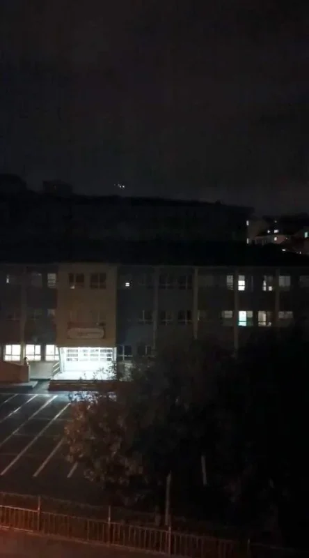 Arnavutköy'de 3 okuldan gece yarısı marş sesi