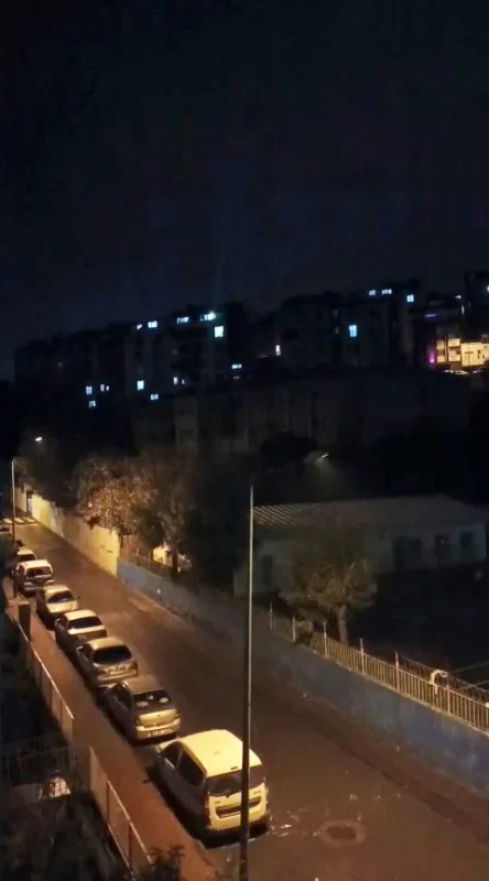 Arnavutköy'de 3 okuldan gece yarısı marş sesi
