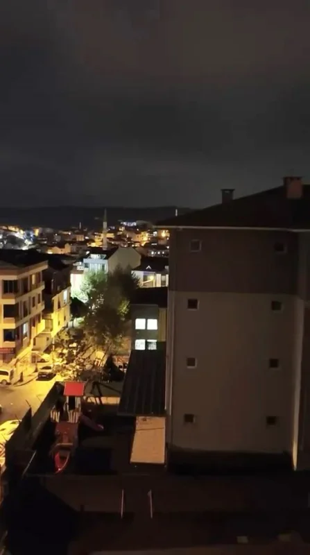 Arnavutköy'de 3 okuldan gece yarısı marş sesi