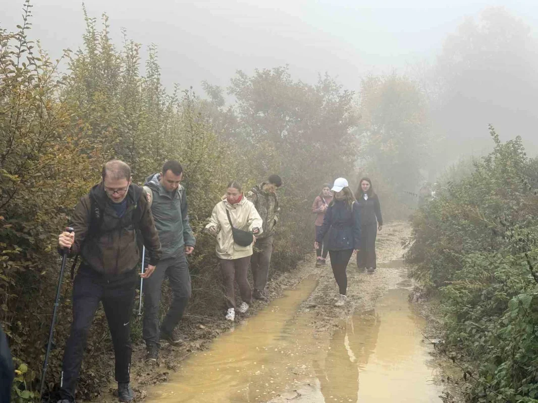 Mysia Yolları'nda 8 kilometrelik Cumhuriyet yürüyüşü