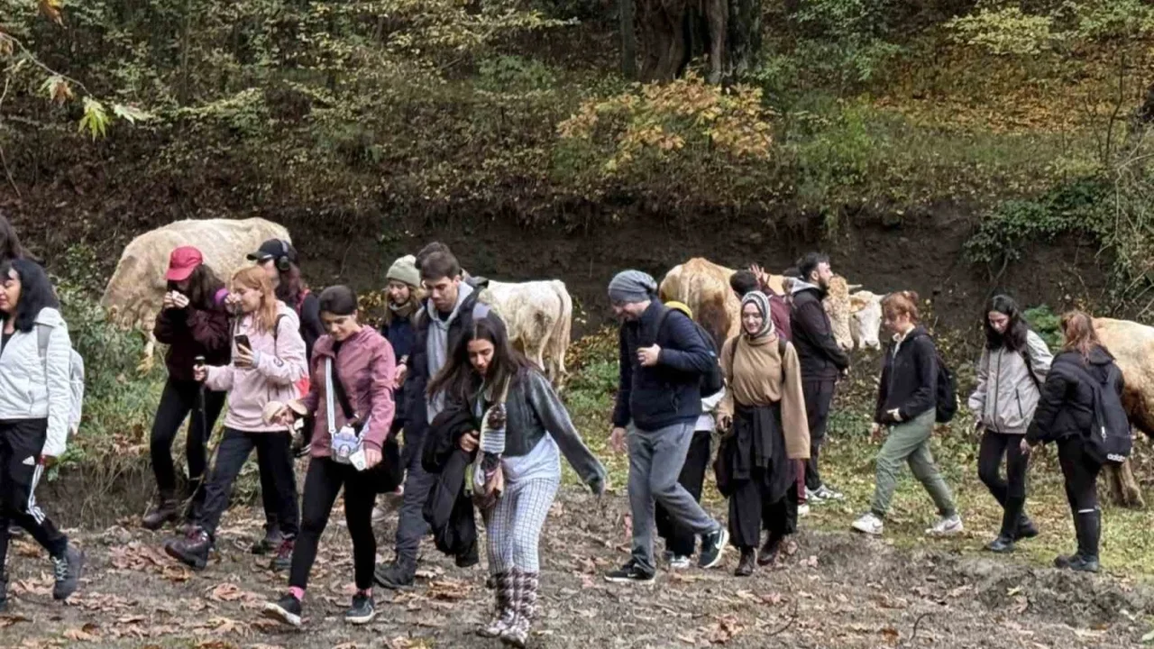 Mysia Yolları'nda 8 kilometrelik Cumhuriyet yürüyüşü