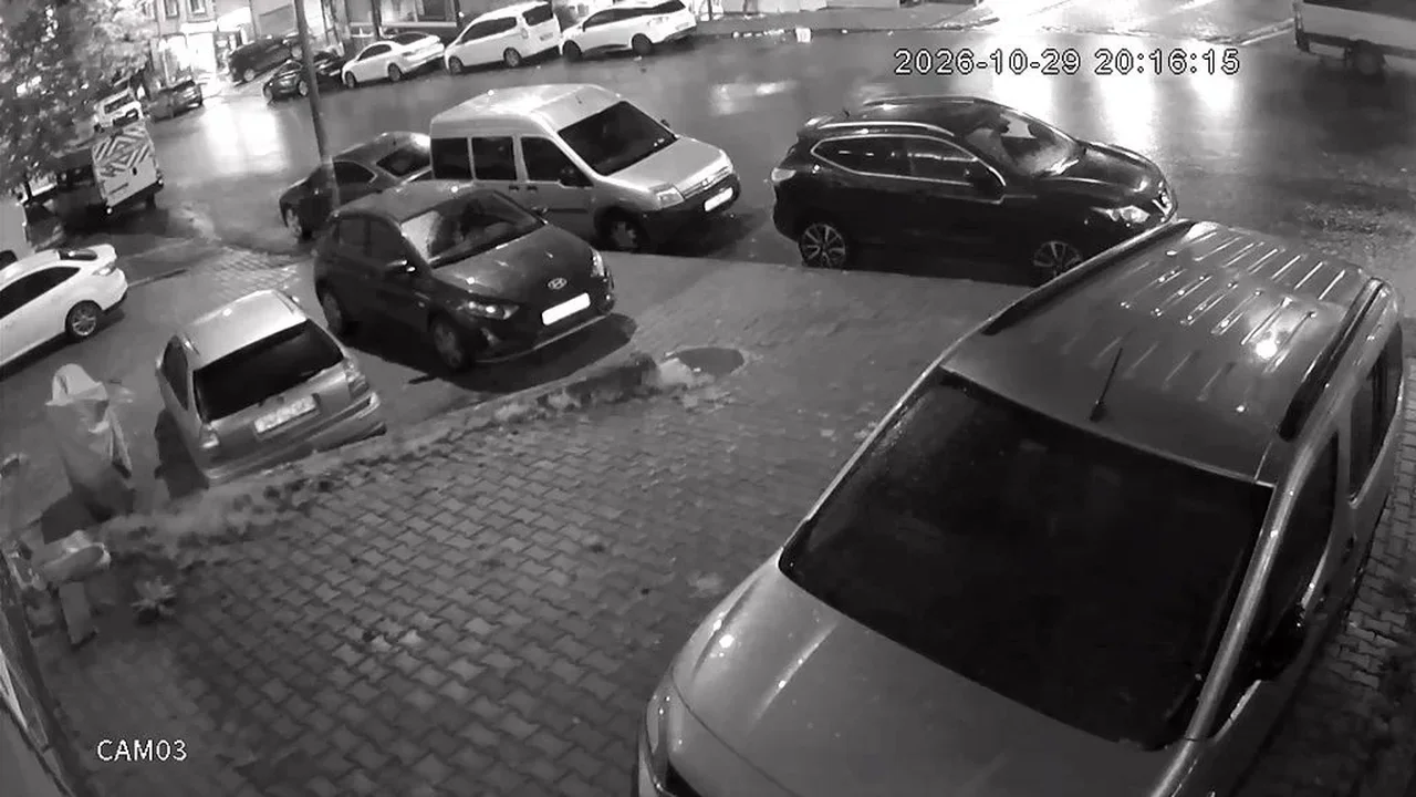 Esenyurt'ta kayan otomobil park halindeki araçlara çarptı