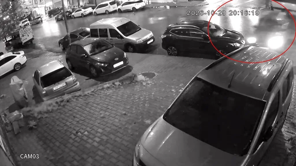 Esenyurt'ta kayan otomobil park halindeki araçlara çarptı