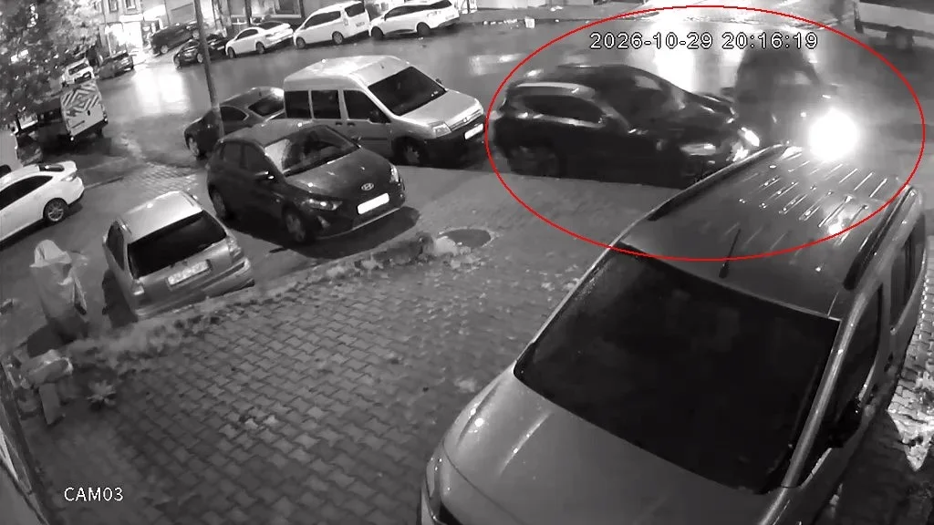 Esenyurt'ta kayan otomobil park halindeki araçlara çarptı