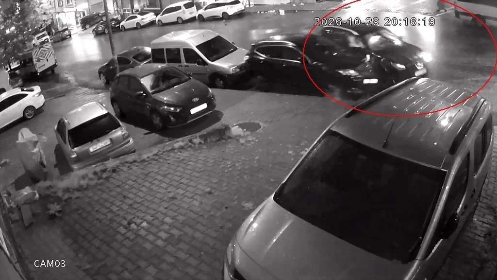 Esenyurt'ta kayan otomobil park halindeki araçlara çarptı