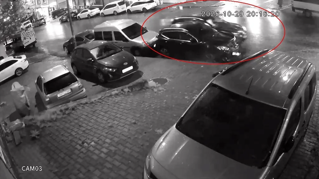 Esenyurt'ta kayan otomobil park halindeki araçlara çarptı