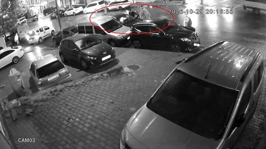 Esenyurt'ta kayan otomobil park halindeki araçlara çarptı